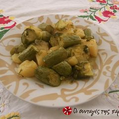 A picture of Zucchinis and potatoes stew.