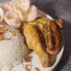 A picture of Indonesian fried chicken.