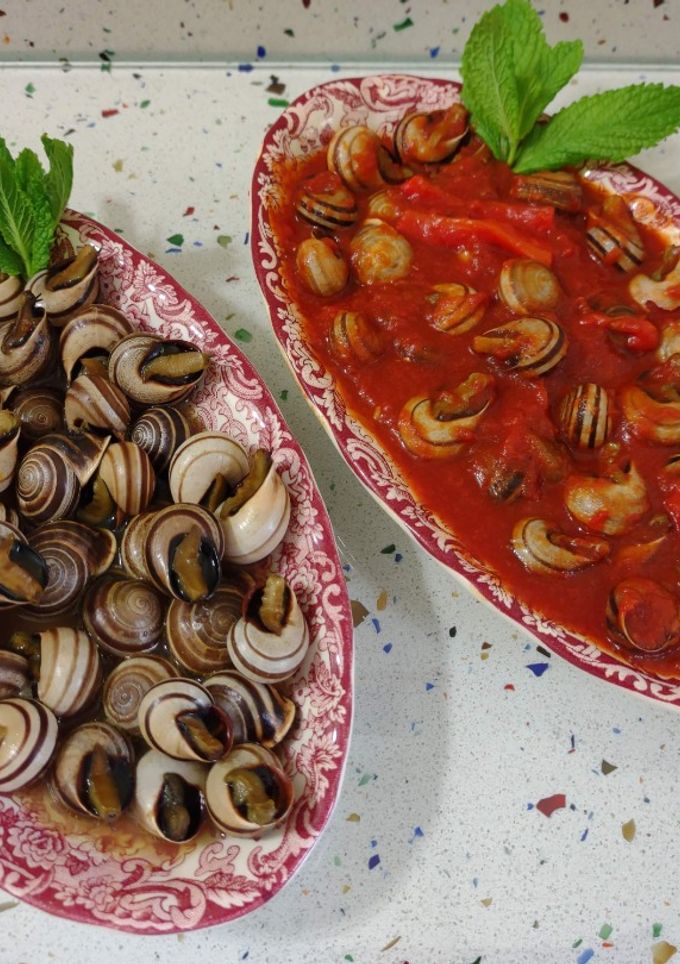 Una foto de Caracoles a la madrileña, en salsa y con tomate