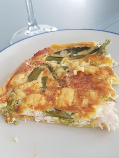 Una foto de Quiche de pavo y esparragos