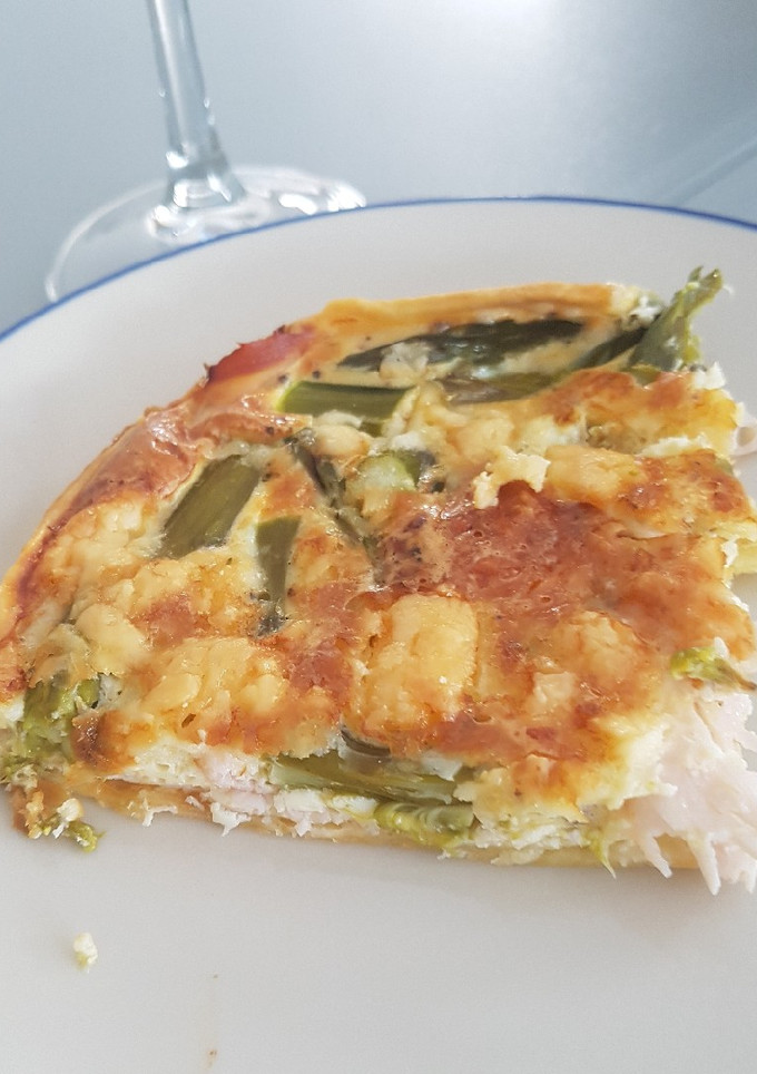 Una foto de Quiche de pavo y esparragos