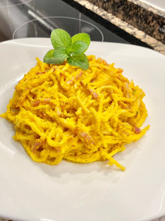 Una foto de Spaghetti con salsa de zanahoria y bacon “sin gluten”