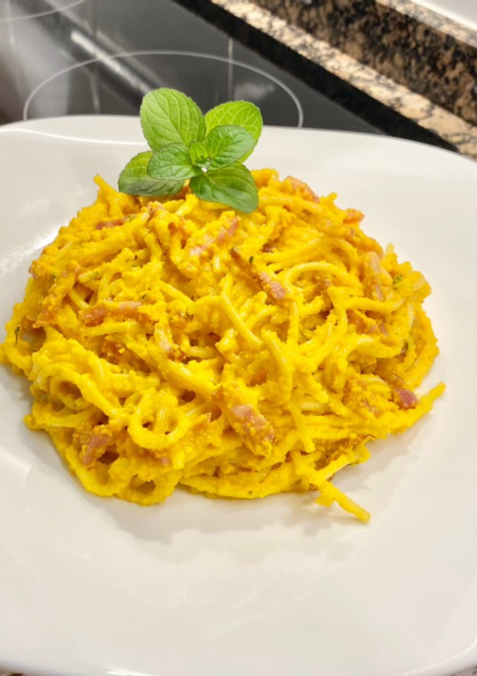 Una foto de Spaghetti con salsa de zanahoria y bacon “sin gluten”
