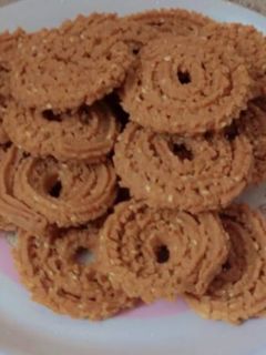 ચકરી (Chakri Recipe In Gujarati) રેસીપી મુખ્ય ફોટો