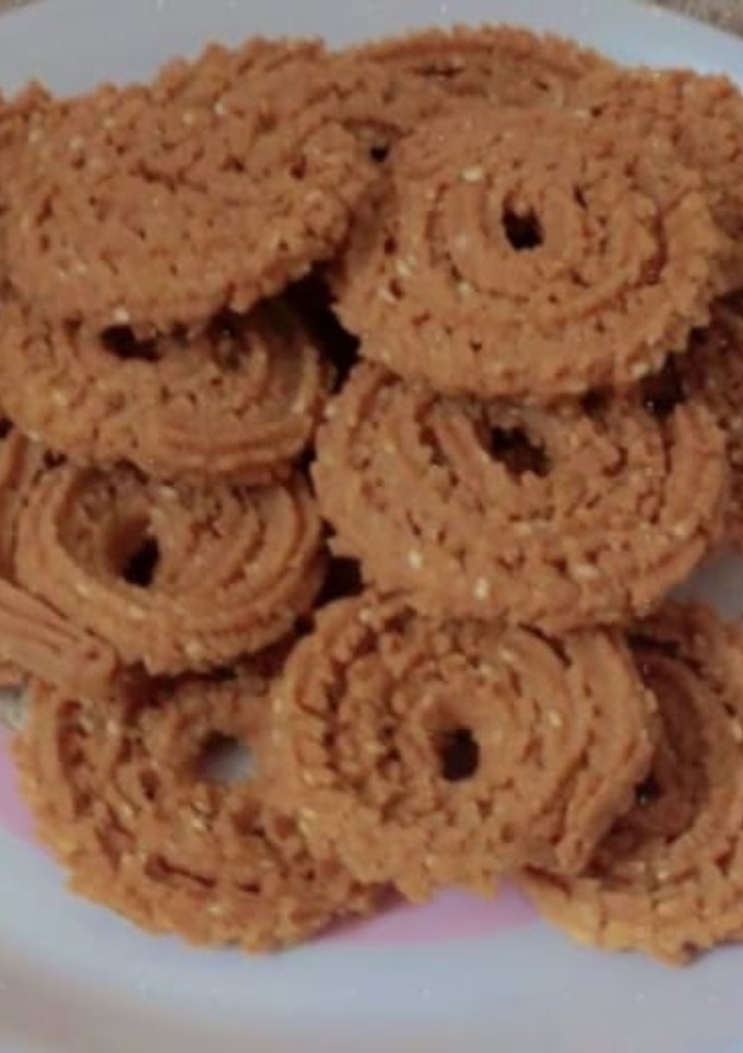 ચકરી (Chakri Recipe In Gujarati) રેસીપી મુખ્ય ફોટો