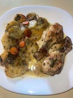 Una foto de Pollo y patatas asadas