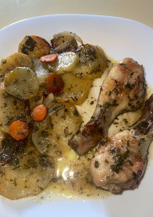 Una foto de Pollo y patatas asadas