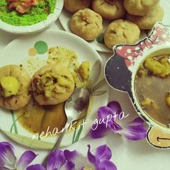 Dal ki kachori and dubki wale aloo ki sbji A picture of Dal ki kachori and dubki wale aloo ki sbji.