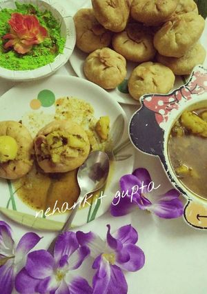 A picture of Dal ki kachori and dubki wale aloo ki sbji.