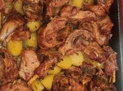 Una foto de cabrito horno con patata