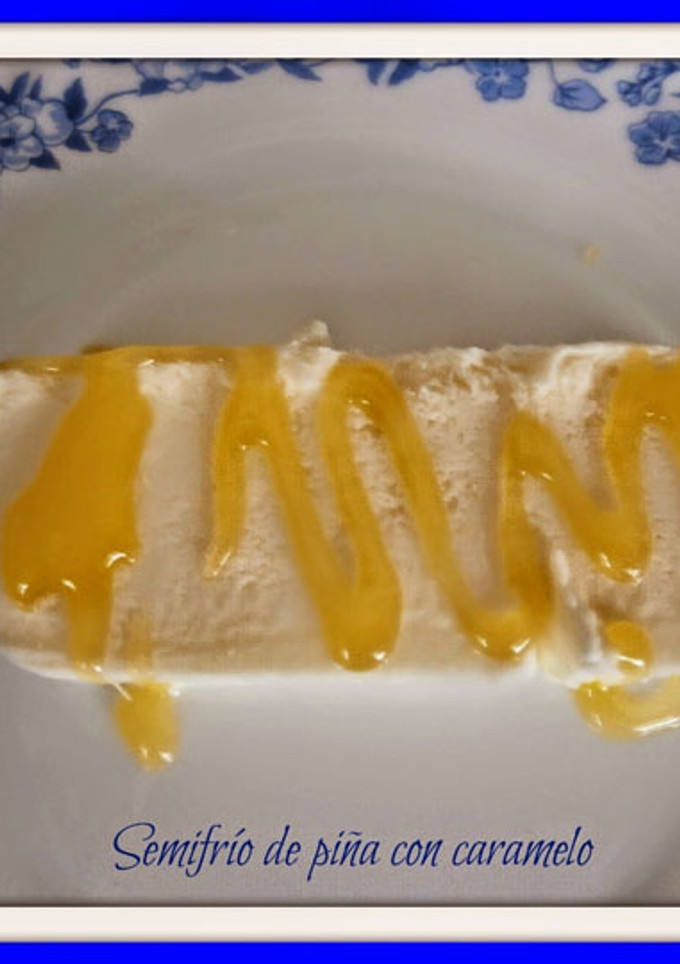 Una foto de Semifrío de piña con caramelo