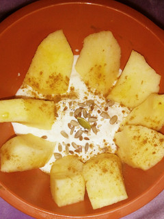 Una foto de Yogur con manzana, mezcla de semillas y canela 💚