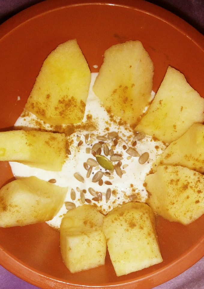 Una foto de Yogur con manzana, mezcla de semillas y canela 💚
