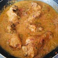 A picture of Grilled chicken in coconut dhania sauce.