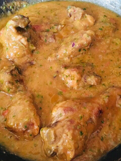 A picture of Grilled chicken in coconut dhania sauce.