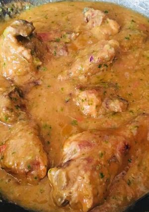 A picture of Grilled chicken in coconut dhania sauce.