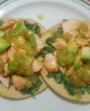 Tostadas de salmón con kale y aguacate
