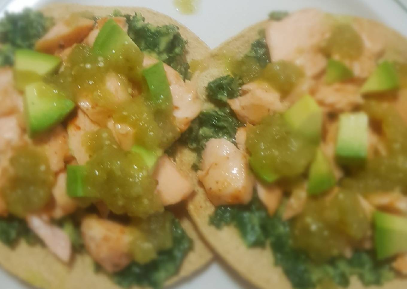 Tostadas de salmón con kale y aguacate
