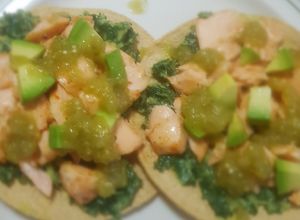 Una foto de Tostadas de salmón con kale y aguacate