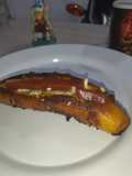 Plátano maduro asado en sartén relleno de queso con bocadillo