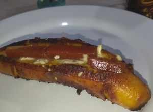 Una foto de Plátano maduro asado en sartén relleno de queso con bocadillo