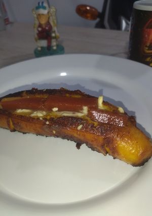 Una foto de Plátano maduro asado en sartén relleno de queso con bocadillo