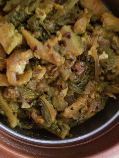 ડુંગળી કારેલા નું શાક (Dungli Karela Shak Recipe In Gujarati) રેસીપી મુખ્ય ફોટો