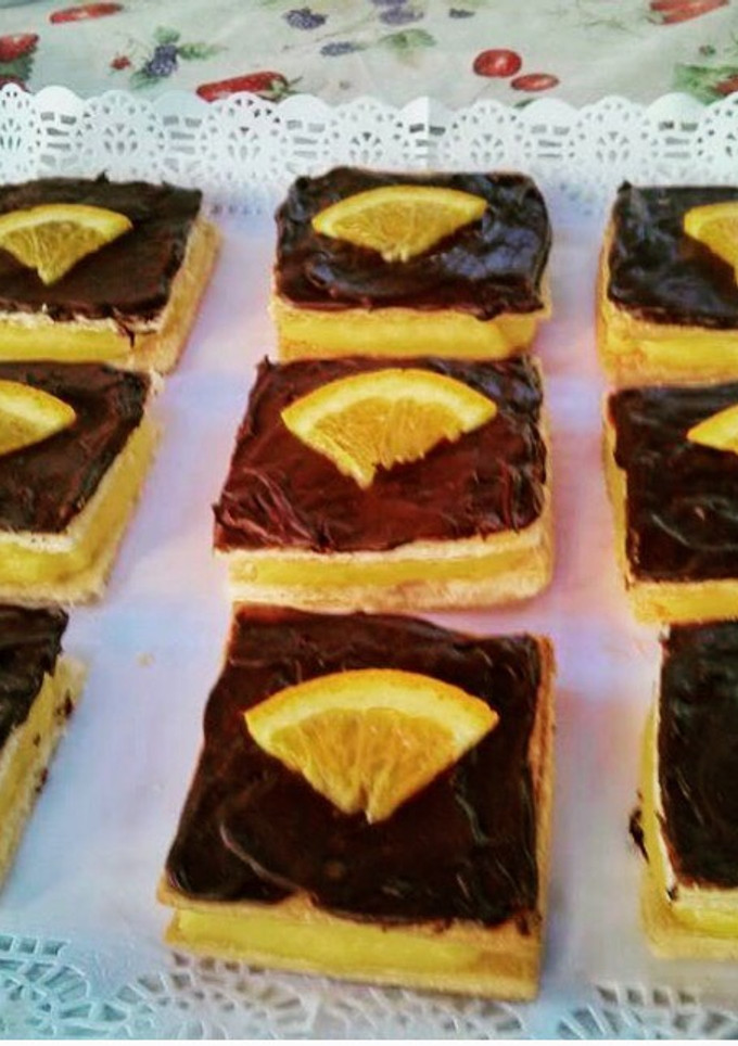 Una foto de Milhojas de Orange curd (crema de naranja) y chocolate