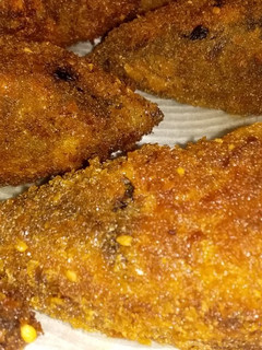 Una foto de Pimientos Poblano Empanizados Rellenos Con Cordero Rallado Y Queso