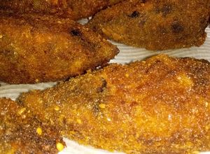 Una foto de Pimientos Poblano Empanizados Rellenos Con Cordero Rallado Y Queso