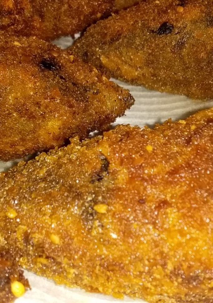 Una foto de Pimientos Poblano Empanizados Rellenos Con Cordero Rallado Y Queso