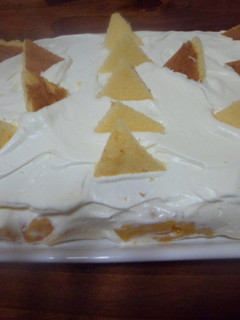 Una foto de Cuadrado de pionono con crema y duraznos