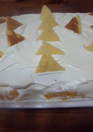 Una foto de Cuadrado de pionono con crema y duraznos
