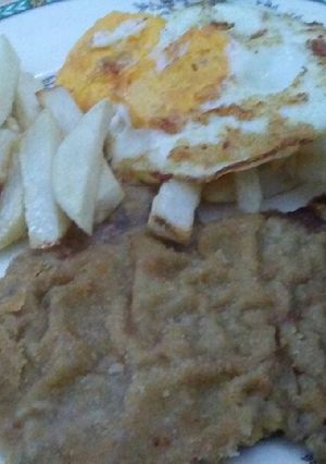 Una foto de Milanesas al horno con fritas a caballo