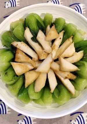 A picture of Bok Choy with Fish Block.