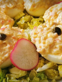 Una foto de Huevos rellenos de Surimi y Bonito del norte