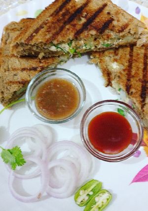 A picture of Onion Potato Sandwich.