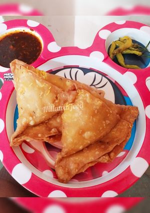 A picture of Aloo samosa.