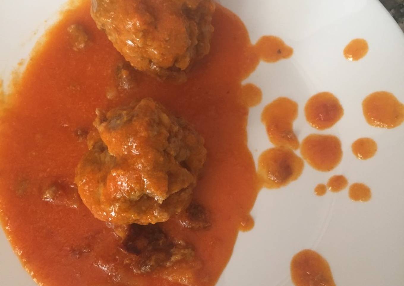 Albóndigas en salsa de zanahorias y tomates