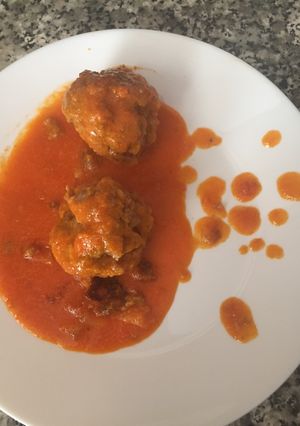 Foto principal de Albóndigas en salsa de zanahorias y tomates