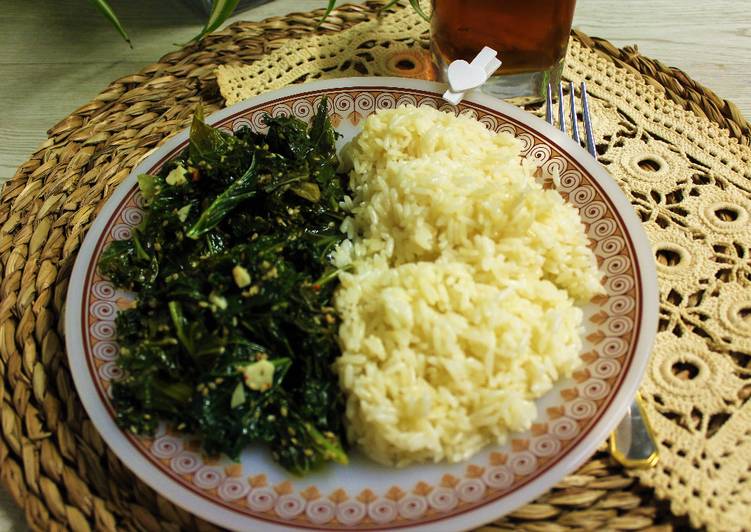 Kale al ajillo con arroz basmati en Lékué