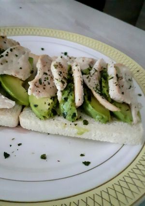 Une photo de Toast avocat, poulet et filet de citron