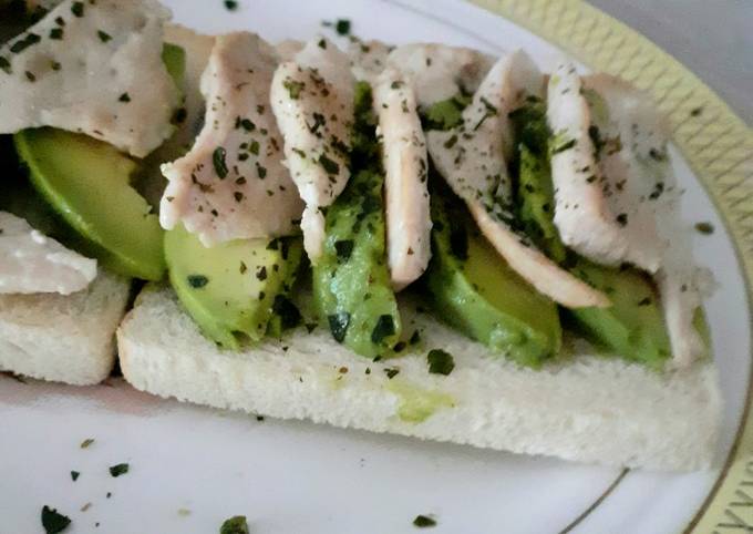 Toast avocat,poulet et filet de citron