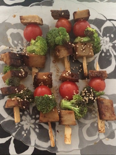 Una foto de Brochetas de seitán y verduras
