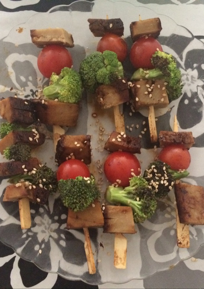 Una foto de Brochetas de seitán y verduras