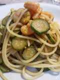 Spaghetti zucchine, gamberi e curry