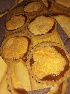 Una foto de Tarta integral de dulce de leche y coco