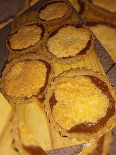 Una foto de Tarta integral de dulce de leche y coco