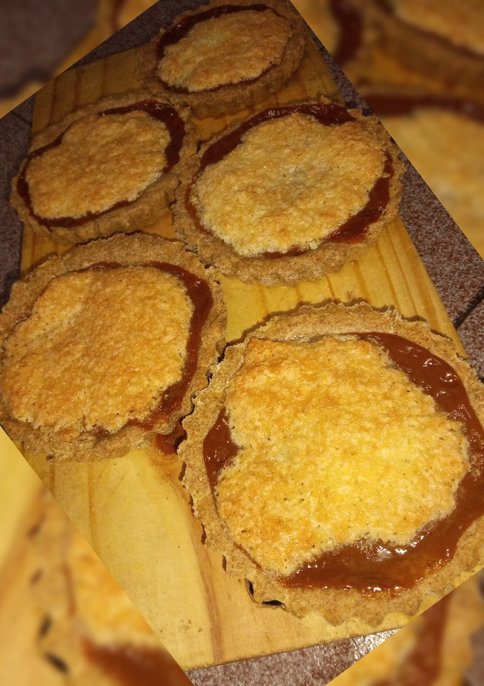 Una foto de Tarta integral de dulce de leche y coco