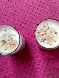 બનાના મિલ્ક શેક(Banana Milkshake Recipe in Gujarati) રેસીપી મુખ્ય ફોટો